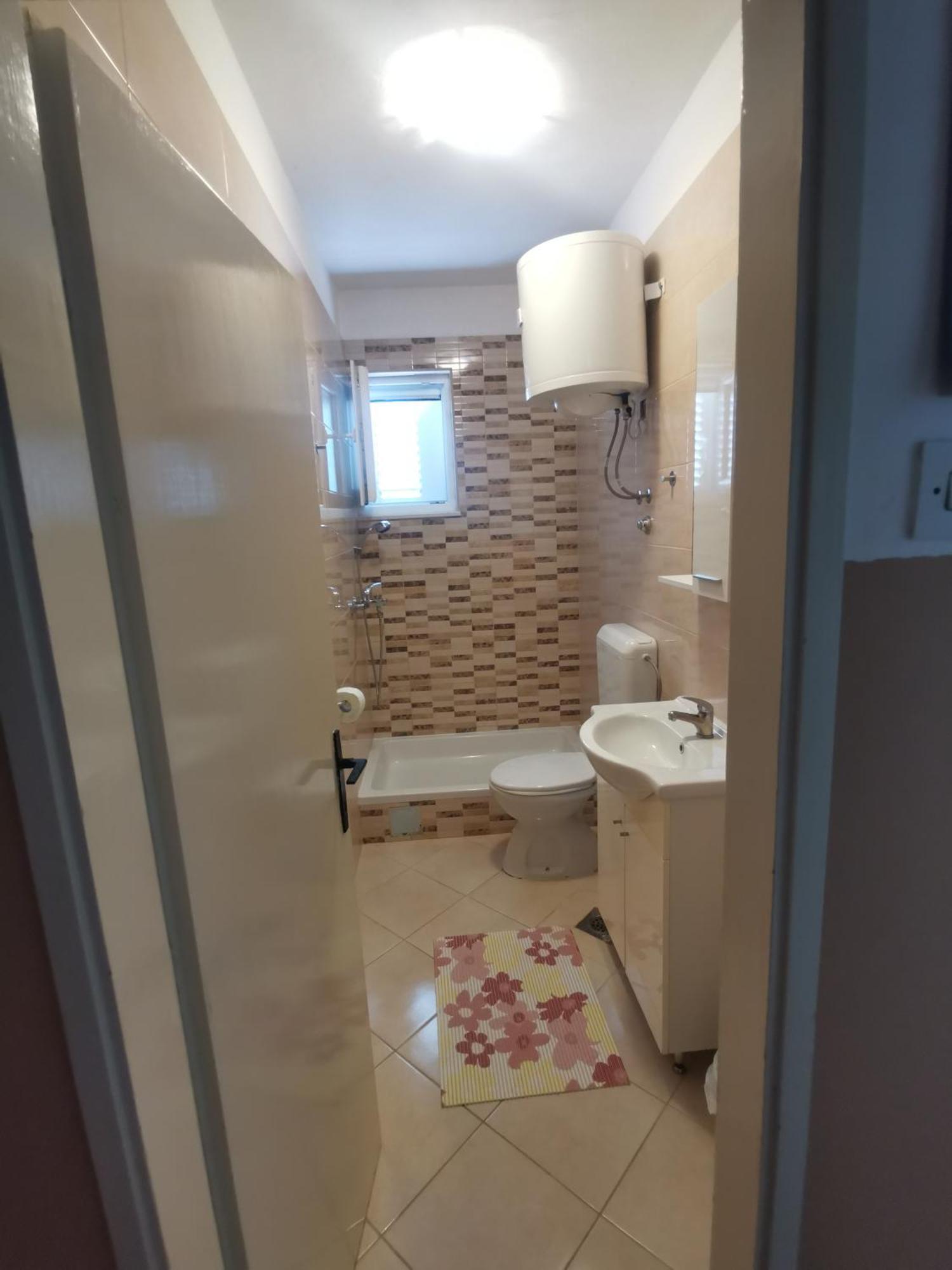 Emily Daire Biograd Na Moru Oda fotoğraf