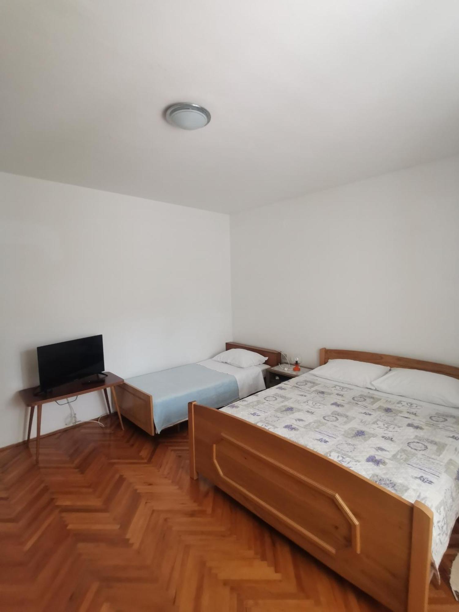 Emily Daire Biograd Na Moru Oda fotoğraf